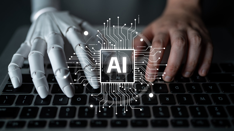 Руки человека и робота печатают на клавиатуре с наложенным изображением чипа искусственного интеллекта.