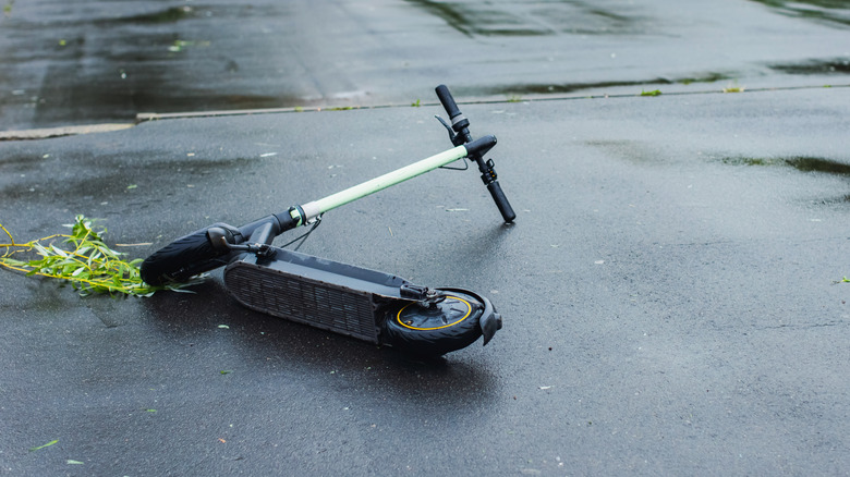 Электросамокат перевернулся на бок