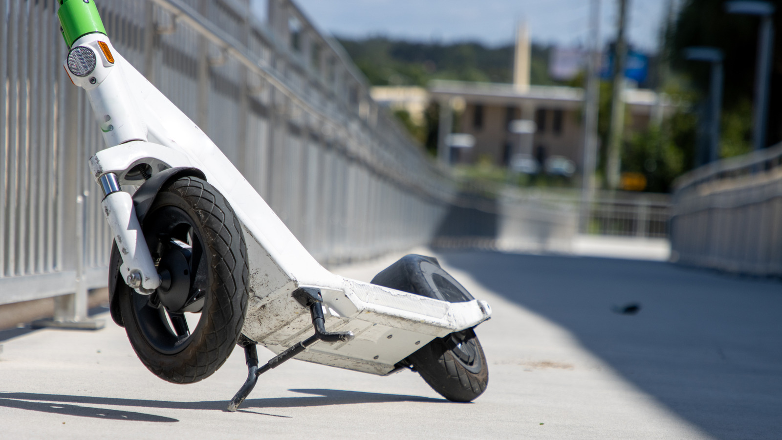 Почему у нас не может быть хороших вещей: полицейские дайверы вытащили 20 электросамокатов из техасского озера