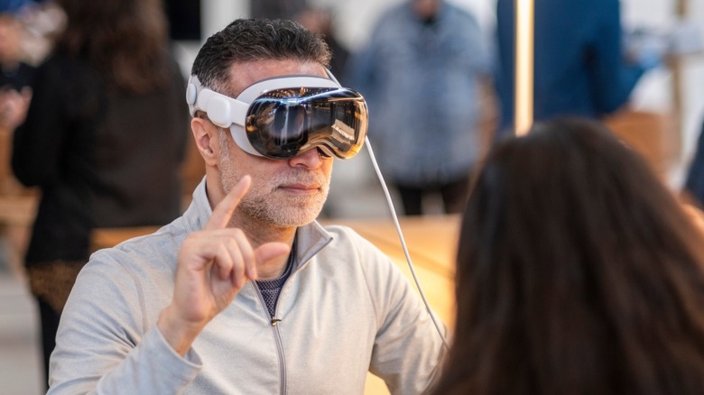 Покупатель пробует Vision Pro в магазине Apple