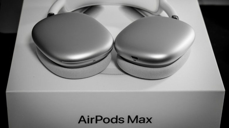 AirPods Max на коробке с продуктом