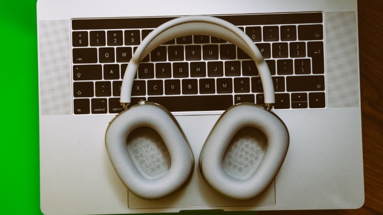 AirPods Max лежит на MacBook