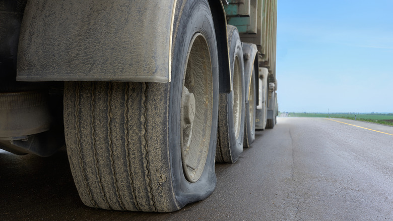 Спущенные шины на большом грузовике