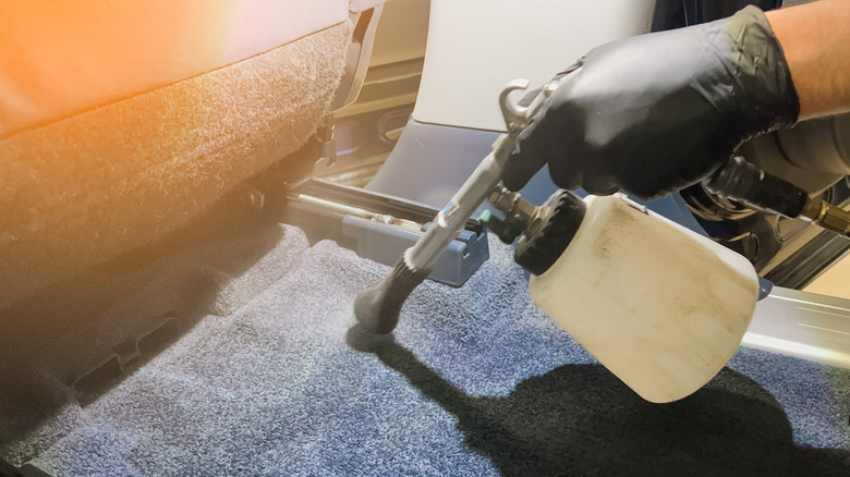 Человек, детализирующий салон автомобиля