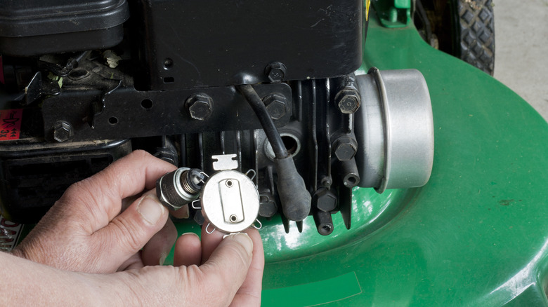 Инструмент для зазора свечей зажигания на двигателе газонокосилки