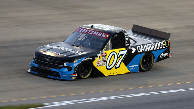 Кайл Буш участвует в гонке серии грузовиков NASCAR 2025 года в Нэшвилле