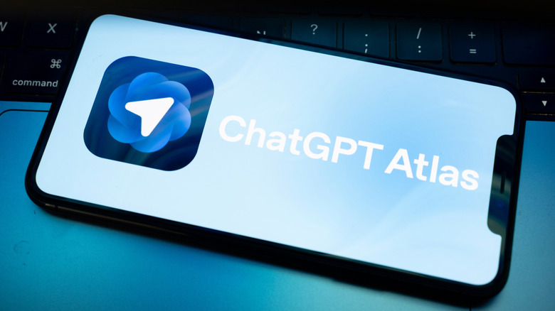Смартфон с открытым браузером ChatGPT Atlas