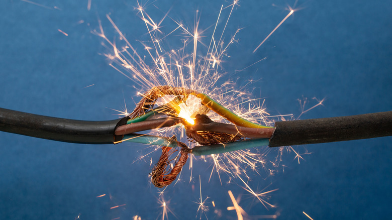 Пожар возникает в месте соприкосновения электрических кабелей