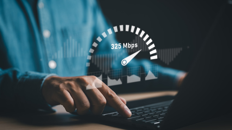 человек использует ноутбук с плавающим изображением, показывающим тест скорости 325 Мбит/с