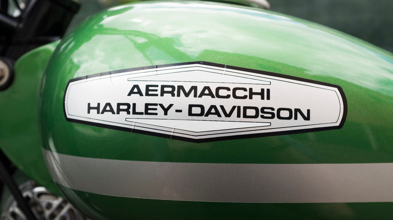 Логотип Aermacchi Harley-Davidson на баке старого мотоцикла Harley