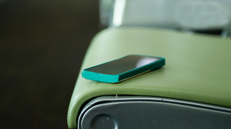 Изображение мобильного телефона, потерянного в аэропорту.