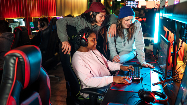 Люди наслаждаются игрой.