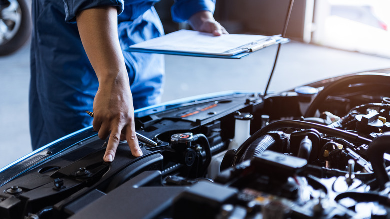 Механик проводит проверку