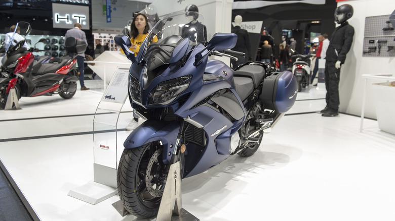 Темно-синий Yamaha FJR1300 AE на выставке