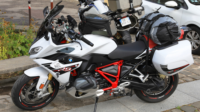 BMW R1250RS, припаркованный у стены