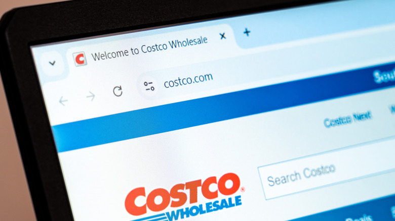 Домашняя страница Costco отображается на ноутбуке