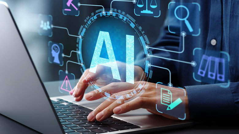 Человек за компьютером с голограммой искусственного интеллекта.