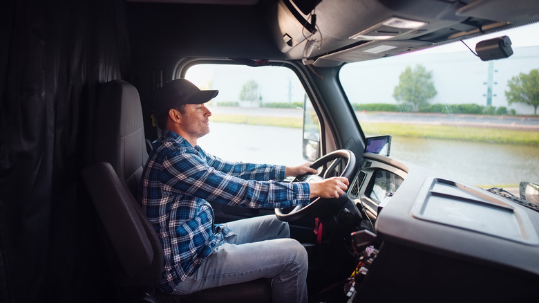 Новый водитель, управляющий полуприцепом