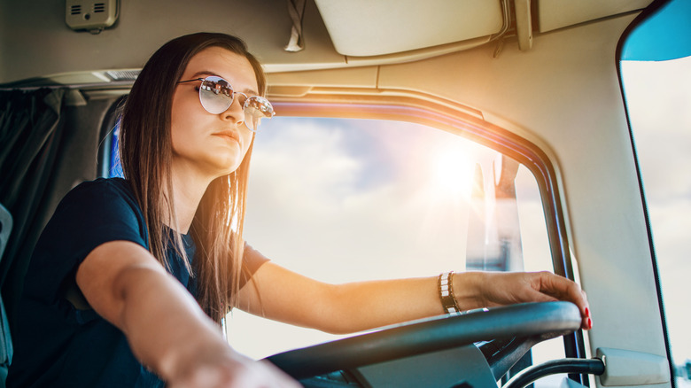 Женщина-водитель грузовика за рулем грузовика