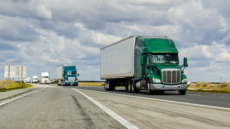 Полуприцепы на шоссе