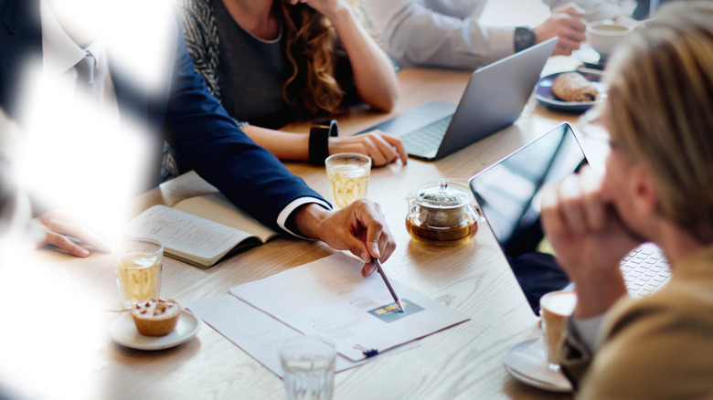 Офисные люди работают за столом.