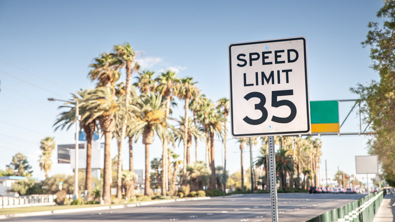 Знак ограничения скорости на шоссе США