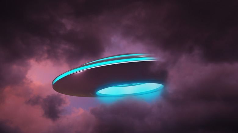 Космический корабль в облачном небе.