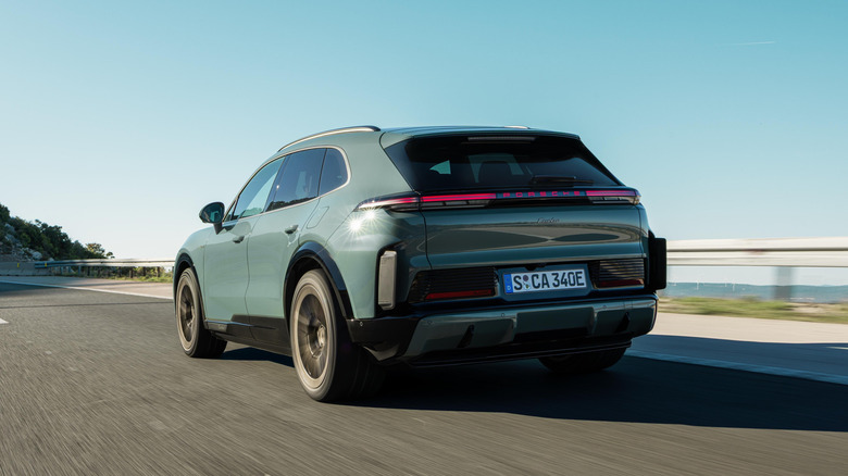 Porsche Cayenne Electric едет по шоссе
