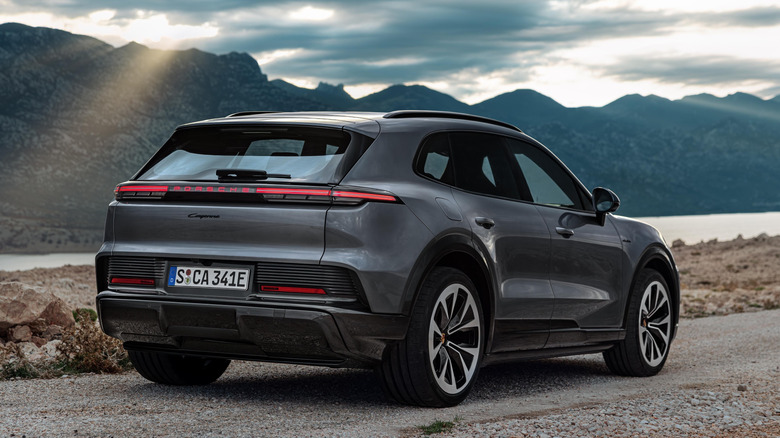 Porsche Cayenne Electric припаркован возле гор