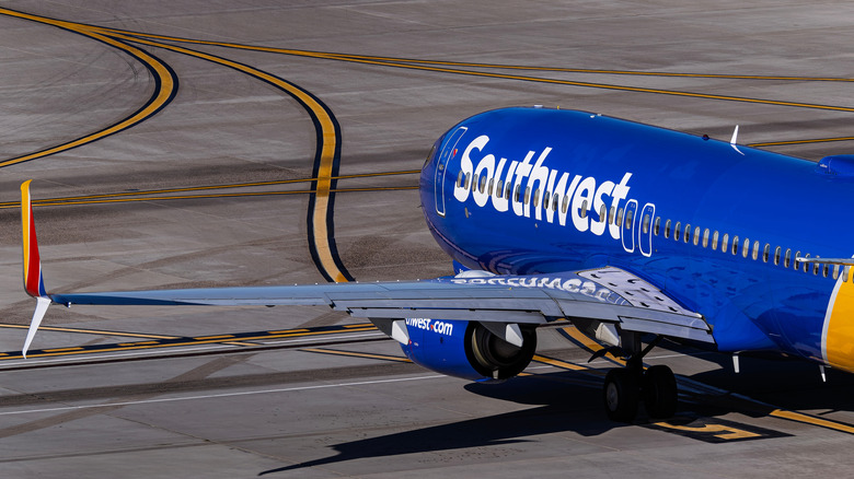 Самолет Southwest Airlines на взлетной полосе