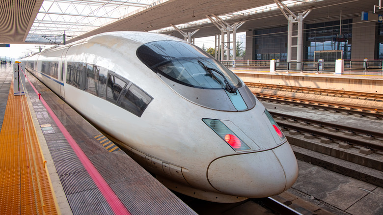 Высокоскоростной поезд Китайской железной дороги из Лояна в Пекине, Китай