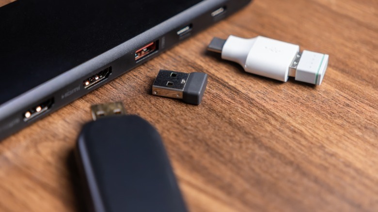 Аксессуары рядом с USB-концентратором