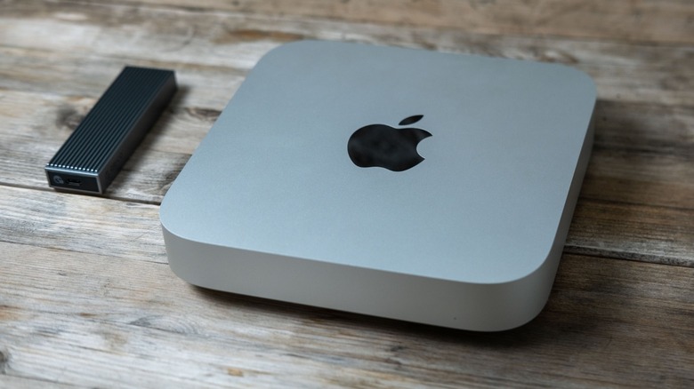 Mac mini на столе