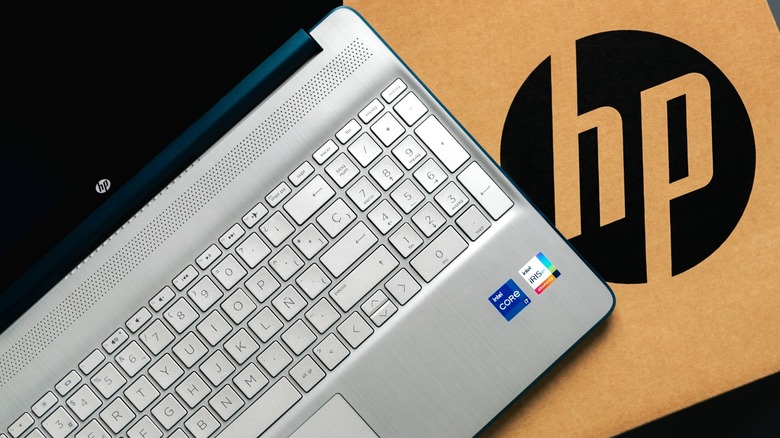 ноутбук HP, помещенный поверх упаковки