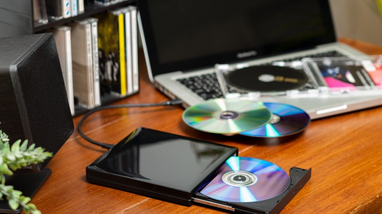 USB-привод оптических дисков, подключенный к ноутбуку
