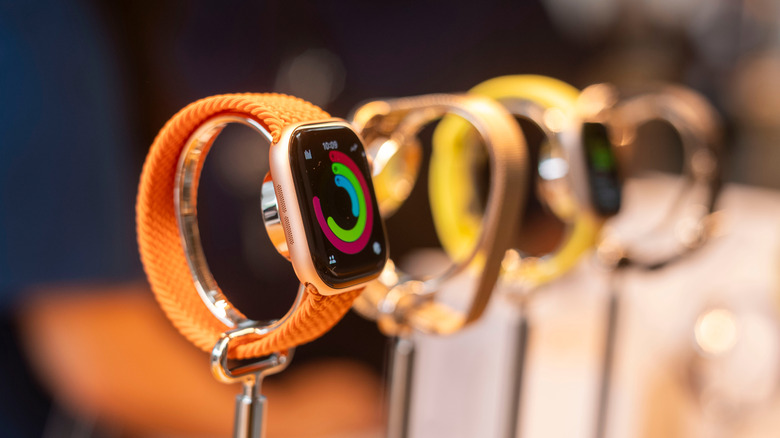Модели Apple Watch на выставке