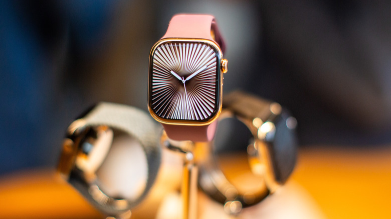 Apple Watch Series 10 на дисплее