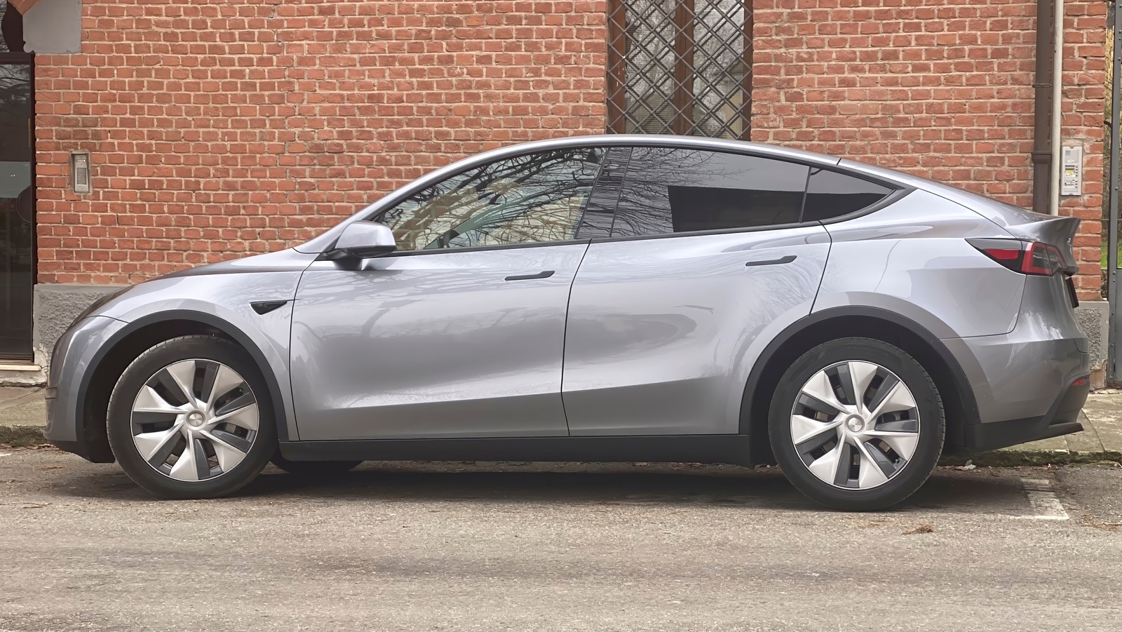 Tesla сталкивается с окрашенной стеной в стиле дорожного бегуна – результаты говорят сами за себя