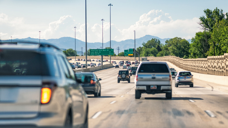 Автомобили едут по шоссе