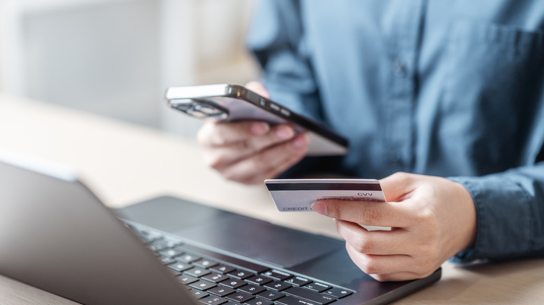 Клиент совершает оплату покупок в Интернете кредитной картой