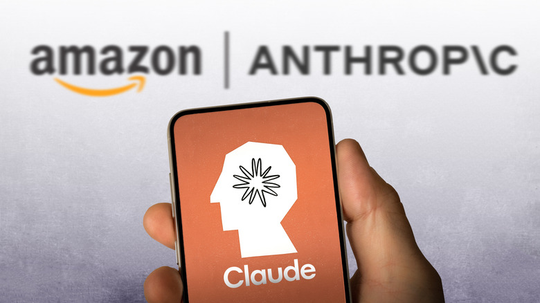 Рука держит смартфон с логотипом Claude на экране, логотипами Amazon и Anthropic на заднем плане.