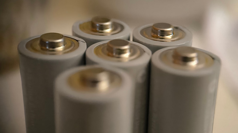 Несколько щелочных батарей, стоящих вместе.