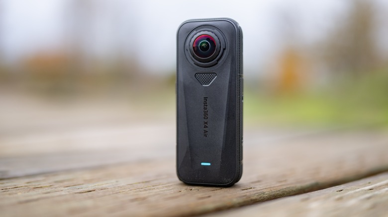 Insta360 X4 Air на деревянной поверхности с расфокусированным фоном.