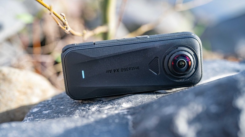 Insta360 X4 Air стоит на камне.