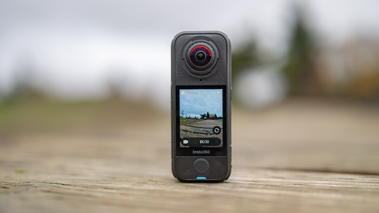 Экран Insta360 X4 Air с велосипедной рампой на нечетком фоне.