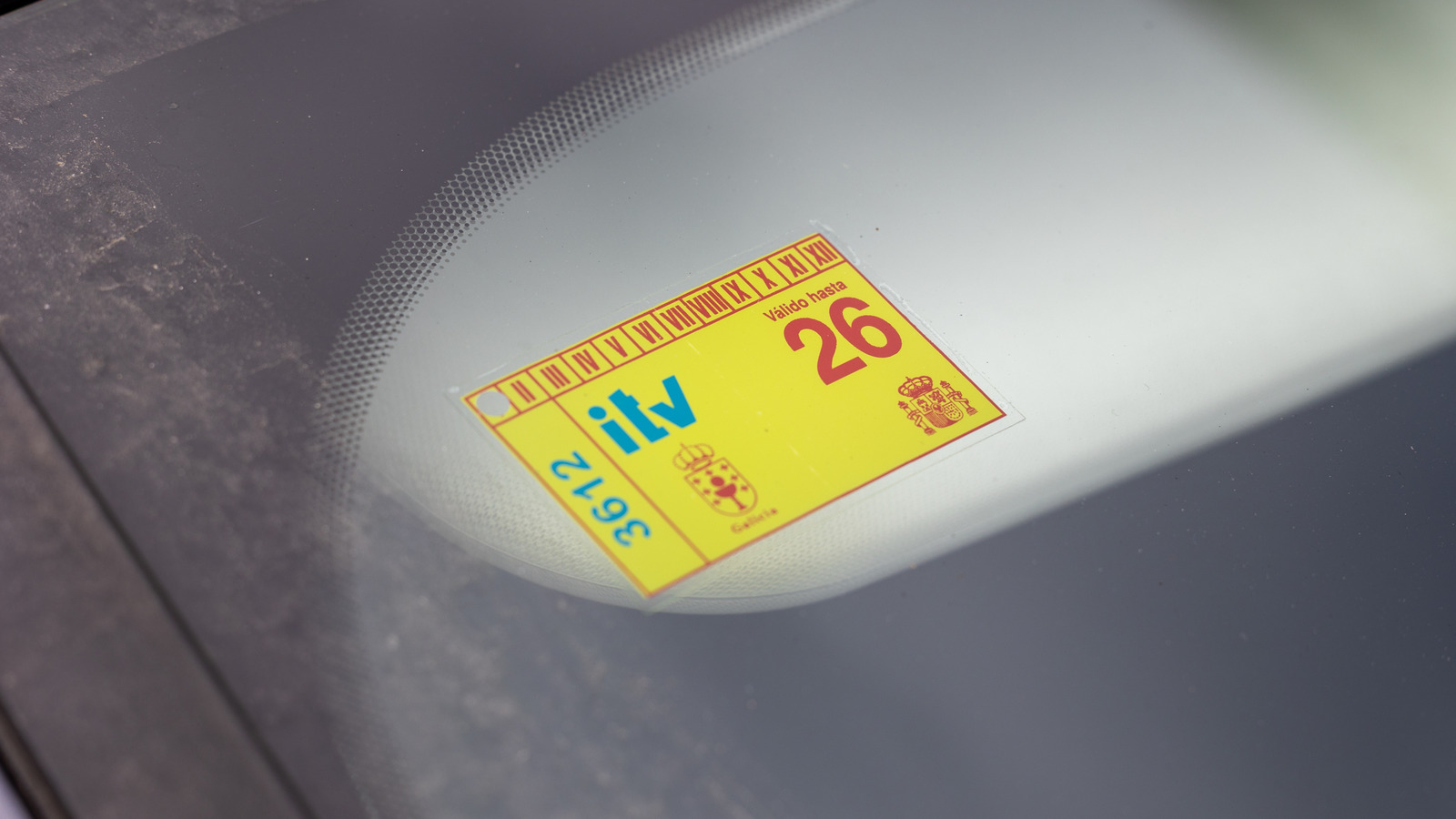 Может ли Goo Gone удалить остатки наклейки с лобового стекла вашего автомобиля?