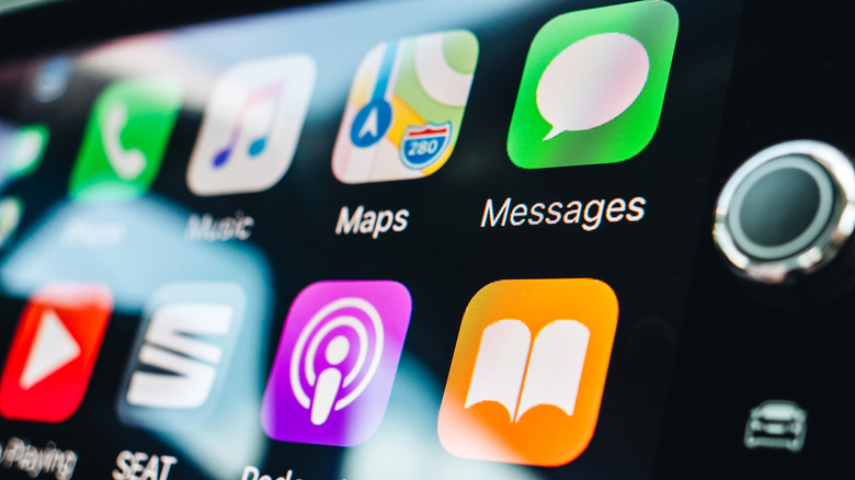 Дисплей Apple CarPlay на экране информационно-развлекательной системы автомобиля