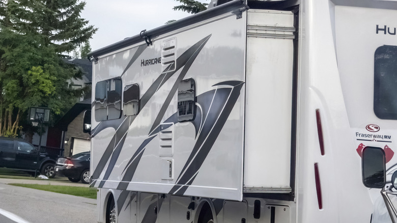 Выдвижная часть фургона открылась.