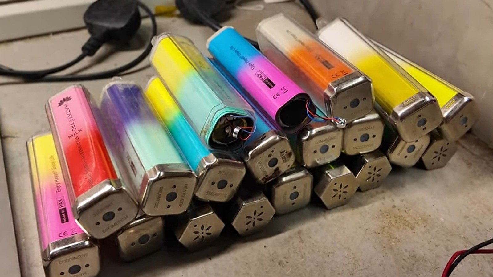 Домашний мастер превратил сотни одноразовых электронных сигарет в настенную батарею для питания дома