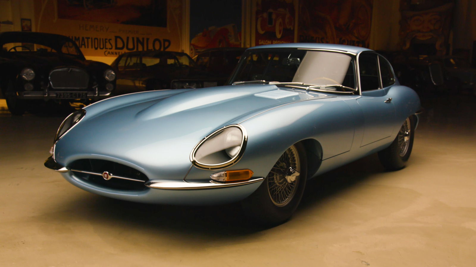 Этот Jaguar E-Type из гаража Джея Лено показывает правильный способ восстановления автомобиля